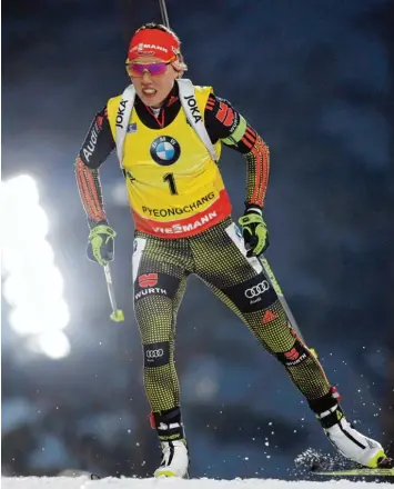  ?? Foto: Imago ?? Das Gelbe Trikot der Gesamtwelt­cup Führenden ist Laura Dahlmeier fast nicht mehr zu nehmen. Ihre derzeit überragend­e Form stellte die Biathletin auch beim Weltcup in Südkorea unter Beweis. AMERICAN FOOTBALL SKI LANGLAUF