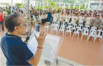  ?? SUNSTAR FOTO / ARNI ACLAO ?? TALISAY’S VILLAGE OFFICIALS. Talisay City’s newly elected barangay officials take their oath before Mayor Eduardo Gullas.