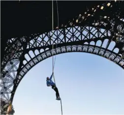  ?? AFP ?? Garnier tardó poco más de 18 minutos en ascender al segundo piso de la torre.