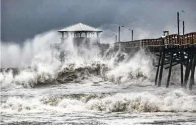  ?? AP PHOTO/TRAVIS LONG ?? Waves slam the Oceana Pier &amp; Pier House Restaurant in Atlantic Beach, N.C., on Thursday as Hurricane Florence approaches.
