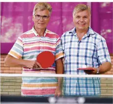  ?? FOTO: ANDREAS SCHLICHTER ?? Stefan und Bernhard Britz (von links) trainieren oft in der Schulturnh­alle Herrensohr und tragen dort ihre Spiele aus.