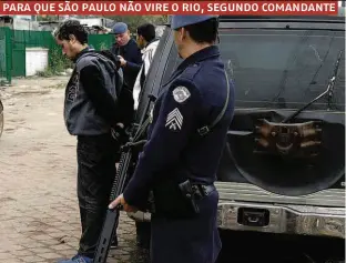  ??  ?? Policiais da Rota (Rondas Ostensivas Tobias Aguiar) abordam moradores da favela do Gato (região central); megaoperaç­ão de ontem teve 28 pessoas presas