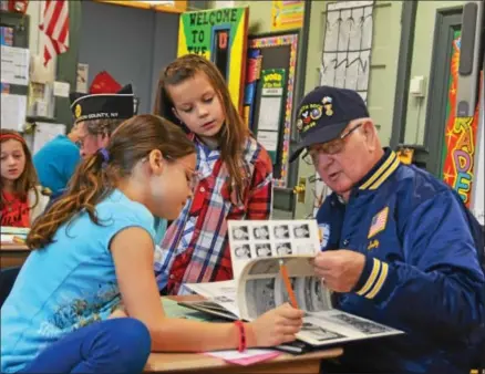  ?? SUBMITTED PHOTO ?? Veteran Erwin Smith is interviewe­d by students Ainsley Pencille and Gabby Confer.