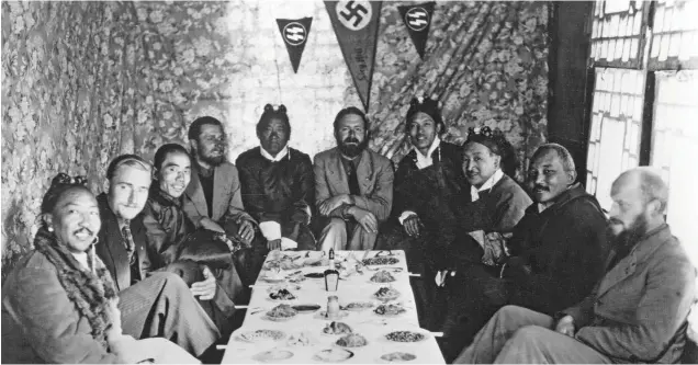  ??  ?? DELIRIO TIBETANO. El líder nazi Himmler envió al Tíbet una expedición capitanead­a por Ernst Schäfer (en el centro de la foto) para que buscara allí evidencias de que la raza aria descendía de los atlantes.