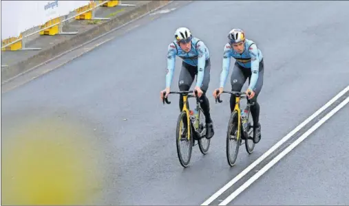  ?? ?? Wout van Aert, junto a su compañero Van Hooydonck en la selección belga, reconoce el circuito de los Mundiales de Wollongong.