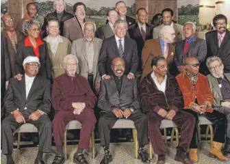  ?? | BEBETOMATT­HEWS/ AP ?? Nat Hentoff ( right front) poses with jazz legends in 2006: ( Front row, from left) Clark Terry, Frank Foster, James Moody, Chico Hamilton, Roy Haynes and Hentoff; ( middle row, from left) John Levy, Nancy Wilson, Chick Corea, Barry Harris, Tony...