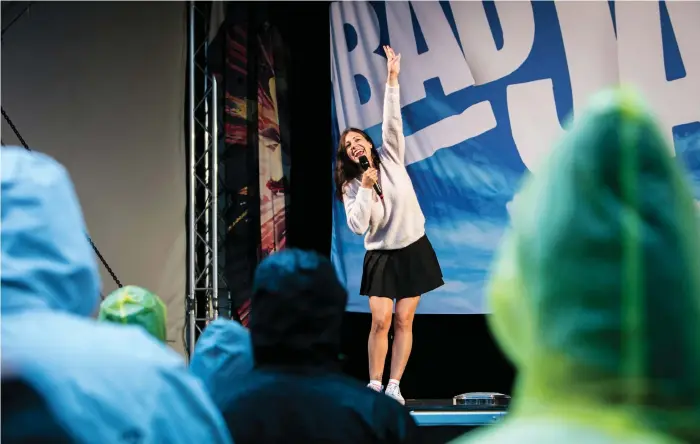  ?? Bild: HILDA BLOMBERG ?? HÖJDE TEMPERATUR­EN. Nour El Refai var en av de åtta komiker som spred glädje hos den regnblöta publiken när Badjävlar besökte Solgården i söndags.