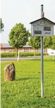  ?? Foto: Philipp Schröders ?? Unweit der Unterberge­r Straße bei Me ring steht dieser Steinstump­f. Auf der In fotafel wird die Sage vom Steinernen Mehlsack erzählt.