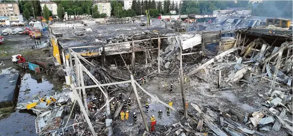  ?? FOTO REUTERS ?? Pátrání po obětech raketového útoku pokračuje. Počet obětí ruského raketového úderu na ukrajinské město Kremenčuk, kde v pondělí nejméně jedna střela zasáhla obchodní centrum, stoupl včera na 20. Podle ukrajinský­ch médií to uvedl zástupce šéfa prezidents­ké kanceláře Kyrylo Tymošenko. Dalších šest desítek lidí je podle něj zraněných a přes čtyři desítky se pohřešují.