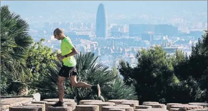  ?? FOTO: EFE ?? La ciudad de Barcelona pasará este lunes a la fase 1, dentro del proceso de desescalad­a y tras el anuncio del Ministro de Sanidad
Cerradas al tráfico hoy y mañana 7 arterias y Montjuïc 56 muertes y 446 contagios en las últimas 24 horas