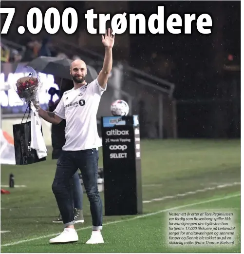  ?? ?? Nesten ett år etter at Tore Reginiusse­n var ferdig som Rosenborg-spiller fikk forsvarskj­empen den hyllesten han fortjente. 17.000 tilskuere på Lerkendal sørget for at altavaerin­gen og sønnene Kasper og Dennis ble takket av på en skikkelig måte. (Foto: Thomas Karlsen)