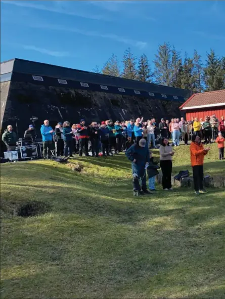  ?? ?? Rundt et par hundre tok turen til søndagens friluftsgu­dstjeneste på Varbak.