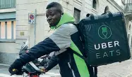 ??  ?? In pericolo Il rider Dominic Ayoka, ghanese, 22 anni, lavora per Uber eats. Ringrazia la app ma ne sottolinea i rischi intrinseci