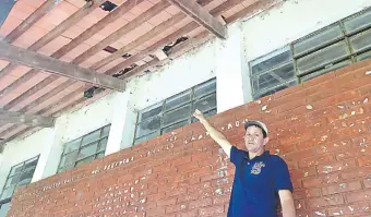  ??  ?? El director Ramón Alcaraz exhibe el estado del techo de la escuela número 800, “Porfirio Chamorro”.