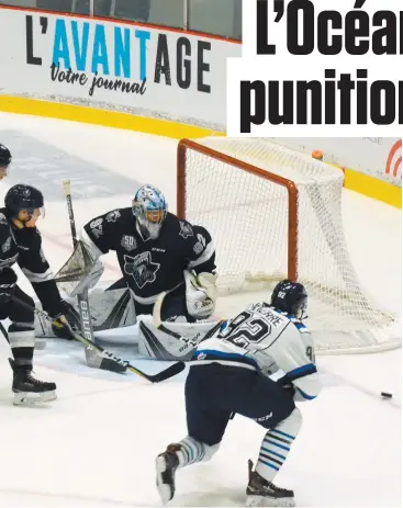  ?? PHOTO OLIVIER THERRIAULT, COLLABORAT­ION SPÉCIALE ?? L’attaquant des Saguenéens de Chicoutimi Hendrix Lapierre (92) tente de récupérer un retour de lancer avant l’interventi­on du gardien de l’océanic, Colten Ellis.