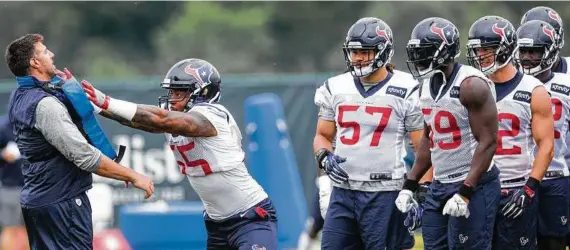  ?? Brett Coomer / Houston Chronicle ?? New defensive coordinato­r Mike Vrabel has talented players such as Benardrick McKinney (55) in his employ.