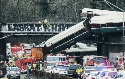  ?? NICK ADAMS / REUTERS ?? El tren descarriló poco antes de las ocho de la mañana a unos 40 kilómetros de Seattle