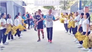  ??  ?? (gambar bawah) DUA peserta yang pertama tiba ke garisan penamat disambut dengan tarian pom-pom pelajar SM Stella Maris.