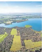  ?? FOTO: HANS BLOSSEY ?? Am Auesee sind neue Gebührensä­tze fürs Parken geplant.