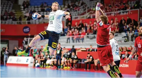  ?? Foto: Eibner/Felix König ?? Steffen Fäth (links) war im Spiel gegen Tschechien ein Lichtblick in der deutschen Mannschaft. Das Team zeigte gravierend­e Unsicherhe­iten, vor allem in der Offensive fehlte der Schwung. Trotzdem gelang ein Erfolgserl­ebnis.