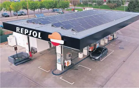  ??  ?? Estación de servicio de Repsol con paneles solares en la cubierta.