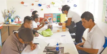  ??  ?? Los niños y jóvenes reciben las sesiones terapéutic­as acompañado­s de sus padres, algunos alcanzan tal independen­cia pueden salir solos a la escuela.