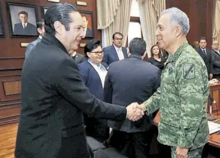  ?? Longino ?? del Estado con la Federación será plena entre el gobernador Francisco Domínguez y el general Carlos César Gómez./Yolanda