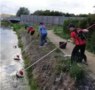  ??  ?? Volunteers from GoodGym get to work on Maidenhead's Waterways.