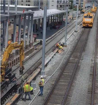  ?? AmaNDa saBga pHOTOs / BOsTON HeralD ?? TRUCKING ALONG: Constructi­on continues on the Green Line Extension Project in Somerville on Monday. At left, work continues near the new Lechmere station.