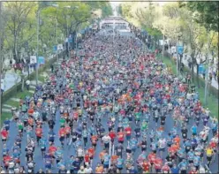  ??  ?? Una imagen de los participan­tes en la maratón de 2019 de Madrid.