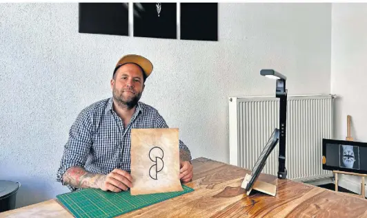  ?? FOTO: EMMA BÜNS ?? Sebastian Linen von den Berg ist Inhaber des Studios „Sebbo’s Tätowierst­ube“. Er macht mit bei der Aktion Organspend­e-Tattoo „OptInk“.