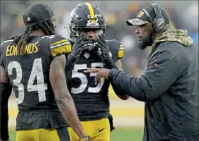  ?? ?? Coach Mike Tomlin, safety Terrell Edmunds and linebacker Devin Bush talk on the sideline in the fourth quarter.