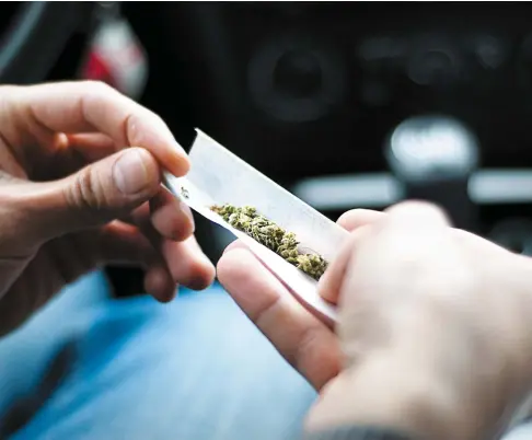  ?? PHOTO FOTOLIA ?? Alors que le cannabis sera légalisé dans quelques mois, plusieurs s’inquiètent de sa consommati­on par des gens qui prendront ensuite le volant. Sur cette photo (à titre illustrati­f), un homme se roule un joint dans sa voiture.