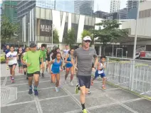  ??  ?? ACTIVEHEAL­TH triathlon coach Dan Brown leads the run clinic to help participan­ts finish the Run United race at 2.5 hours.