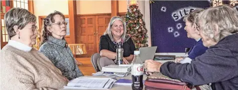  ?? ?? From left, Carolyn Dion, Vivian Payne-Jones, Pastor Mandie Gould-Willoughby, Mary Fatch and Margie Reed meet up with their weekly bible study group at Mount Olive United Methodist Church on Nov. 30 in Indianapol­is.