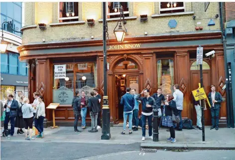  ?? FOTO: PICTURE ALLIANCE ?? Alltag in London, ein Bier im Pub. So gemütlich es aussieht, läuft es im Land des Brexit aber nicht. Der Streit um den EU-Austritt spaltet die Insel.