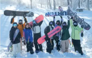  ?? ?? Skiing enthusiast­s pose for a group photo to commemorat­e their time at the Wankesongh­ua Lake Resort in Jilin, Jilin Province on November 18, 2023