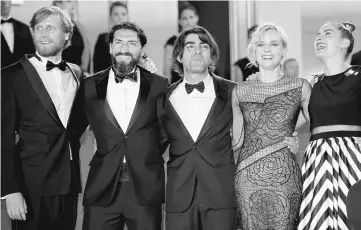  ??  ?? Director Fatih Akin and cast members Diane Kruger, Numan Acar, Ulrich Brandhoff, Samia Chancrin pose at the screening of the film ‘Aus dem Nichts’ (‘In the Fade’) in competitio­n at Cannes. • (Left) Diane Kruger poses with her Best Actress award. —...