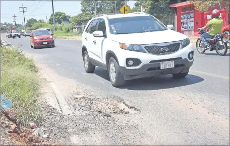  ??  ?? Este fin de semana pudo observarse este nuevo bache en la calzada del recienteme­nte habilitado Acceso Este.