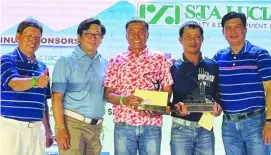  ?? PHOTOGRAPH COURTESY OF MARIENELLE SALES ?? GARY Sales (second from right) and partner Ricky de los Santos (center) won the overall gross title in the recent Fore by Four Invitation­al at the Eagle Ridge Golf and Country Club. They are flanked by (from left) vice chairman Philip Chien, Sta. Lucia Land chairman Vicente Santos and tournament committee chairman Ramil Villanueva.