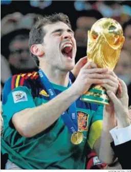  ?? KERIM OKTEN / EFE ?? Casillas alza la Copa del Mundo como capitán de la selección española.