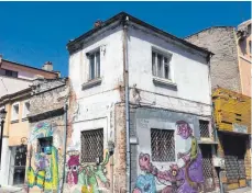  ?? FOTO: DPA ?? Graffiti des Künstler Stern schmücken die Fassaden von Plovdiv.