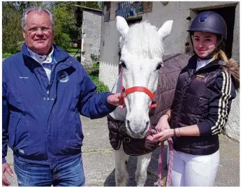  ??  ?? Céline Lirochon avec son cheval Olive (13 ans) et son entraîneur, Patrick Rochefort.