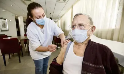  ?? (Photo Clément Tiberghien) ?? La première dose de vaccin a été administré­e hier aux seniors et personnels de l’établissem­ent privé non médicalisé.