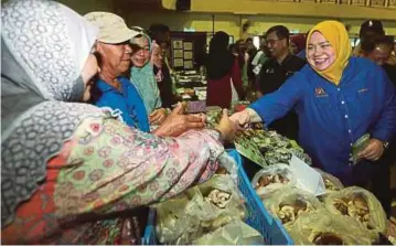  ??  ?? ROSNAH melawat gerai selepas merasmikan penutupan Program Melestari Modal Insan Koperasi di Dewan Masyarakat Papar, semalam.