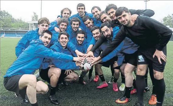  ?? FOTO: LUIS MARI UNCITI ?? Los integrante­s de la plantilla del Deusto y su entrenador, Aitor López Rekarte, posan para MD en las instalacio­nes de Zubieta, donde efectúan sus entrenamie­ntos