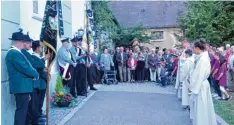  ??  ?? Pfarrer Bujak segnete nach dem Festgottes­dienst eine Steintafel mit den historisch­en Daten der Kirche in Bergstette­n.