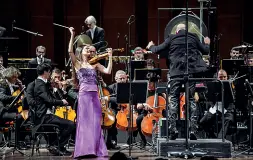  ?? ?? La solista Arabella Steinbache­r (vestita di viola) e il direttore Stefano Montanari (di spalle) durante il concerto di venerdì scorso