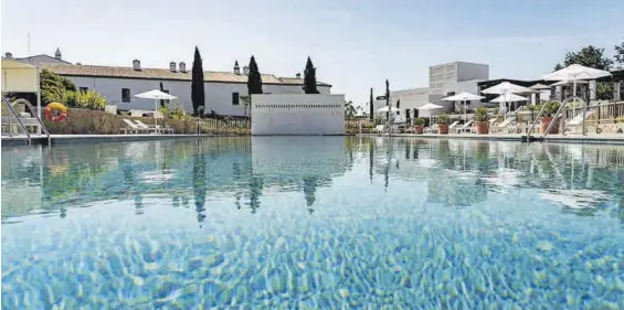  ?? EL PERIÓDICO ?? Piscina. Desde este espacio del hotel, enclavado en un entorno natural, se disfruta de un horizonte infinito.