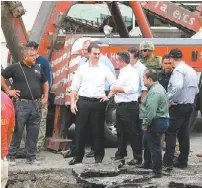  ??  ?? El alcalde Adrián de la Garza acudió al lugar.